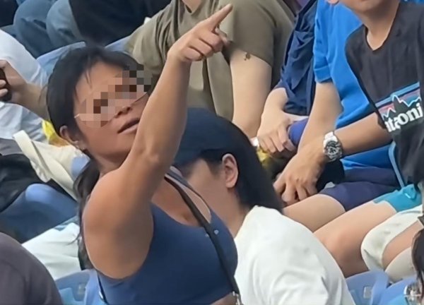 在线股票配资网站 女子酒后观看上海大师赛多次尖叫被抬走处罚！主办方发提醒